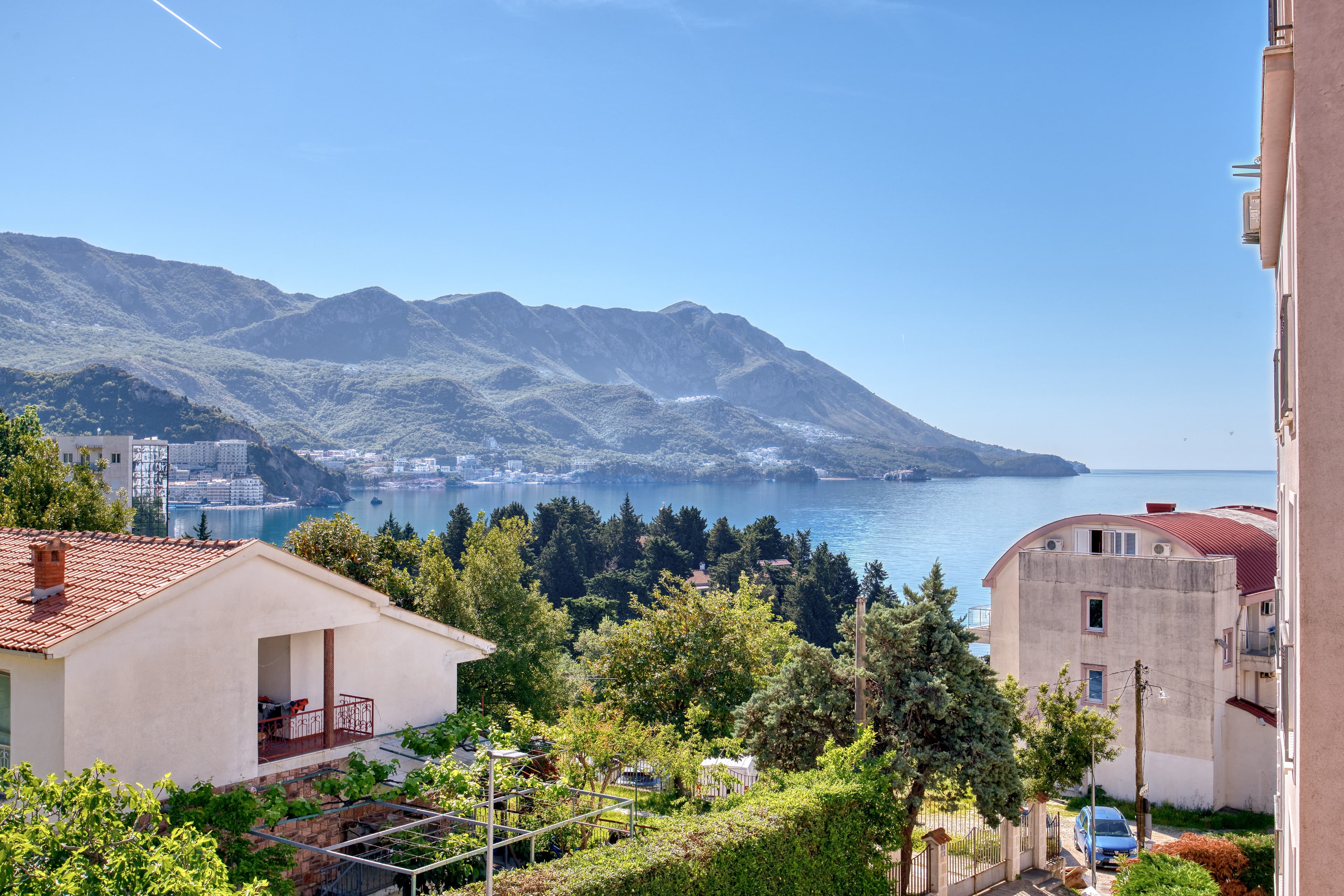 Plne zariadený hotel s restauráciou v Bečići – 200 m od mora