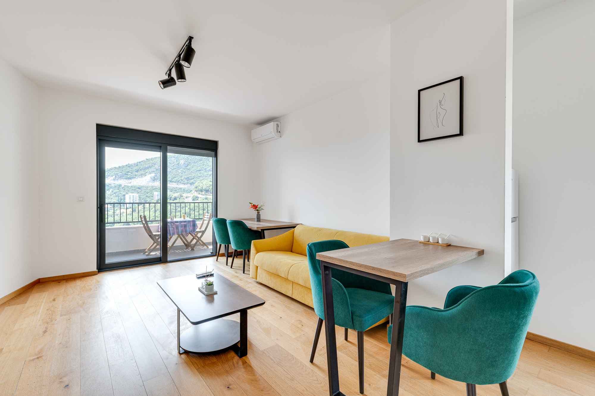 Zariadený dvojizbový apartmán s výhľadom na more a garážovým státím v novostavbe