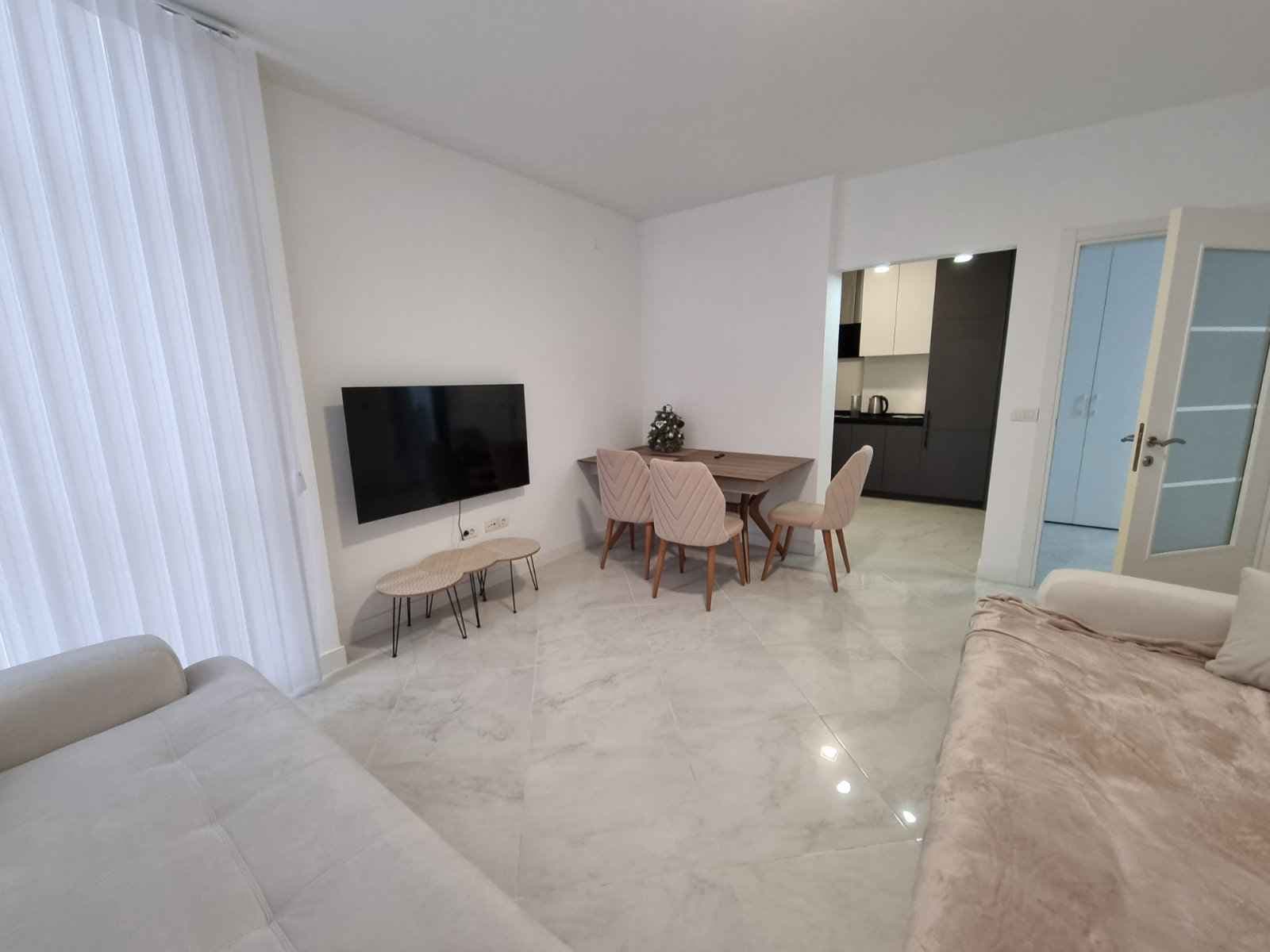 Priestranný a svetlý apartmán v centre Budvy