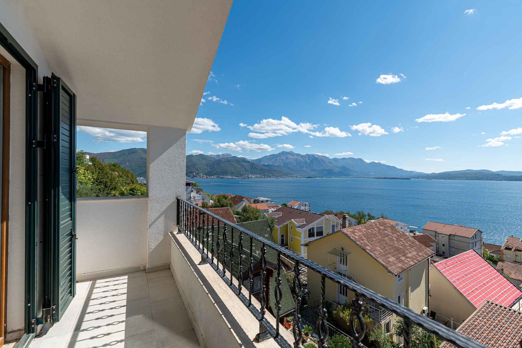 Spacious and bright apartments with panoramic sea views