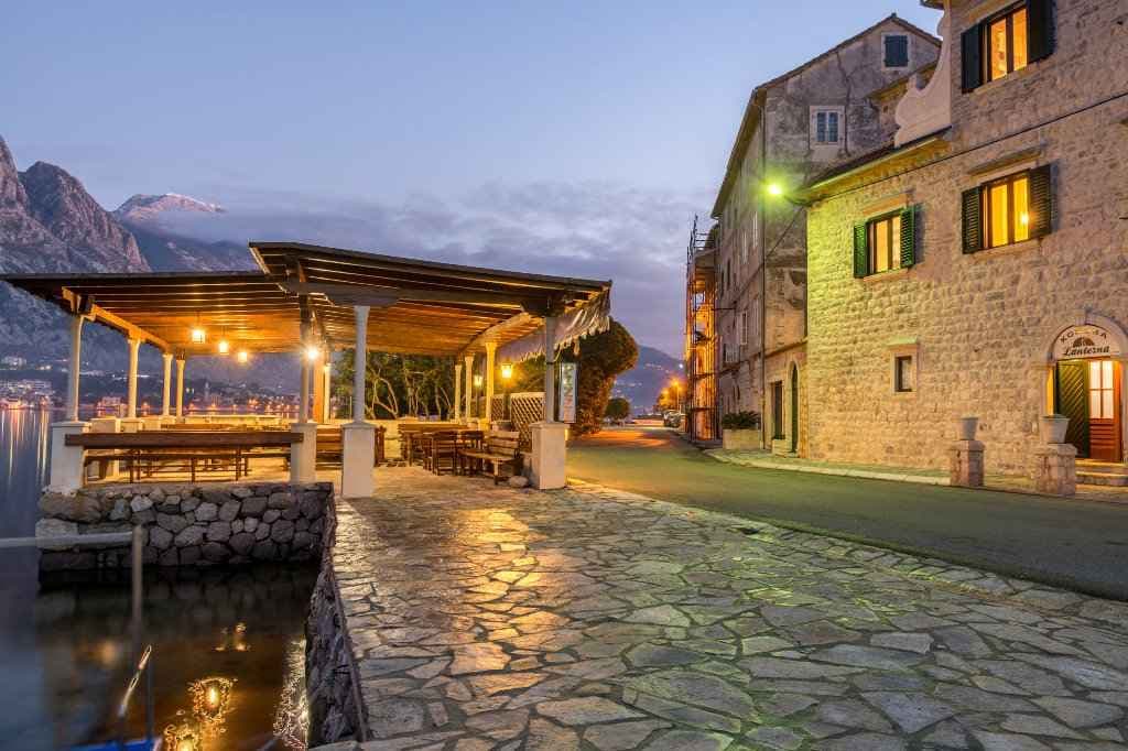 Two houses with restaurant on the front line