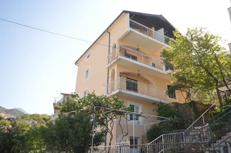 Spacious 85m2 apartment with 3 bedrooms and sea view in Herceg Novi