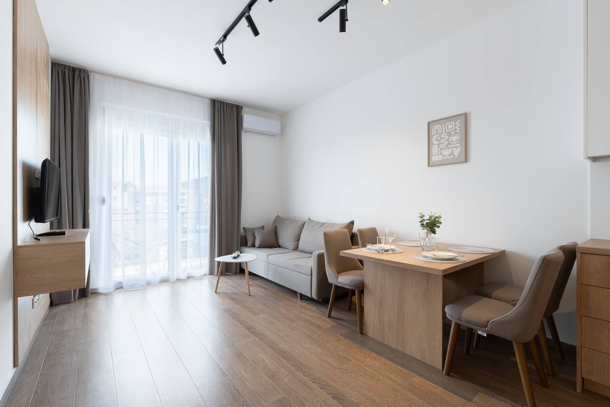 Slnečný jednospálňový apartmán 42 m² v Budve, blízko mora