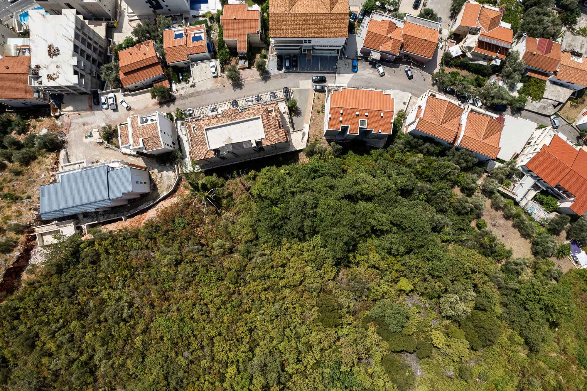 Beautiful plot in a attractive location between Budva and Sveti Stefan, with the approved site development parameters
