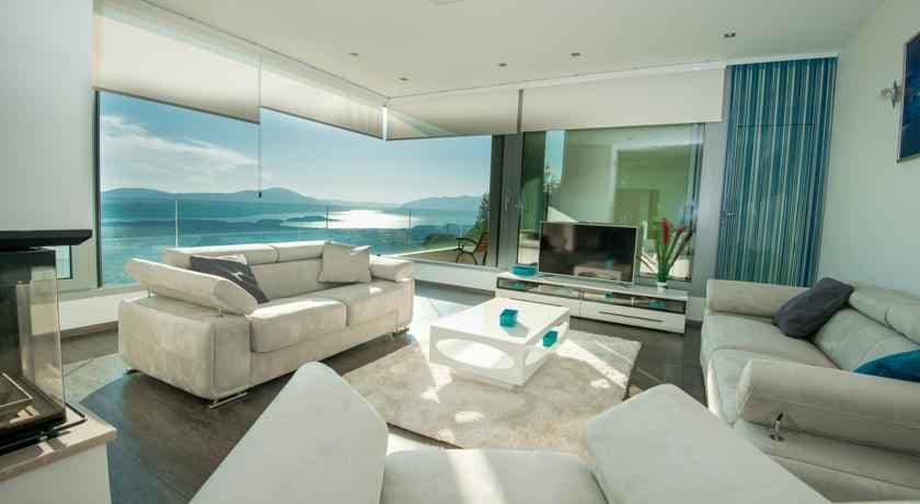 Two villas for sale in the Kavac region