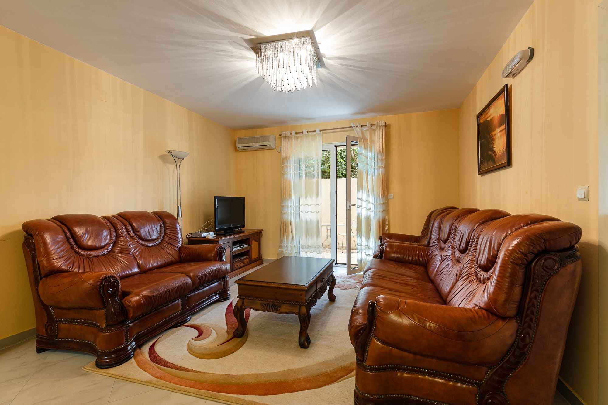 Príjemný apartmán 53 m² v Bečići s vlastným dvorom