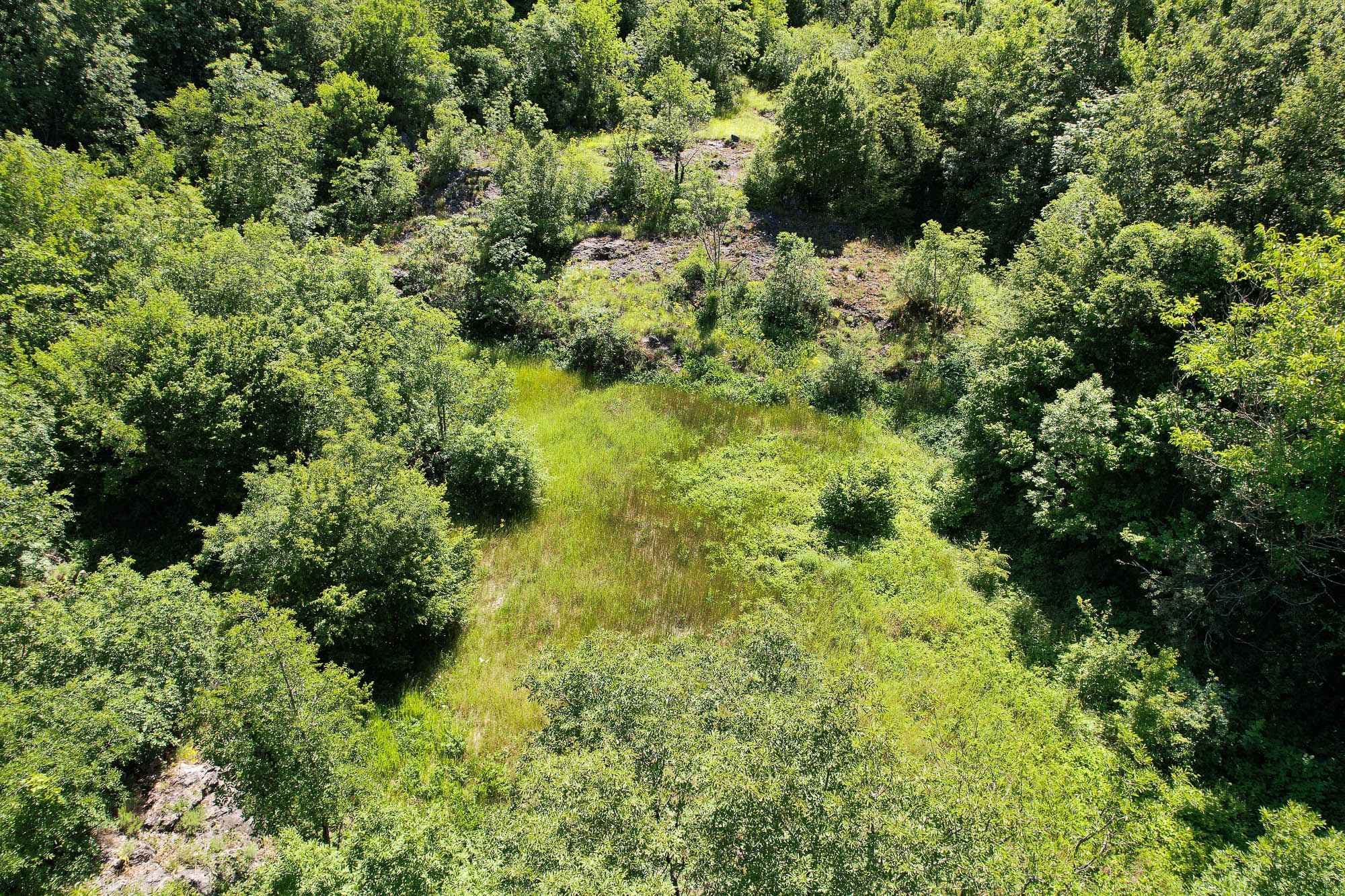 Pozemok na predaj v Cetinje – 1 000 m² pri ceste