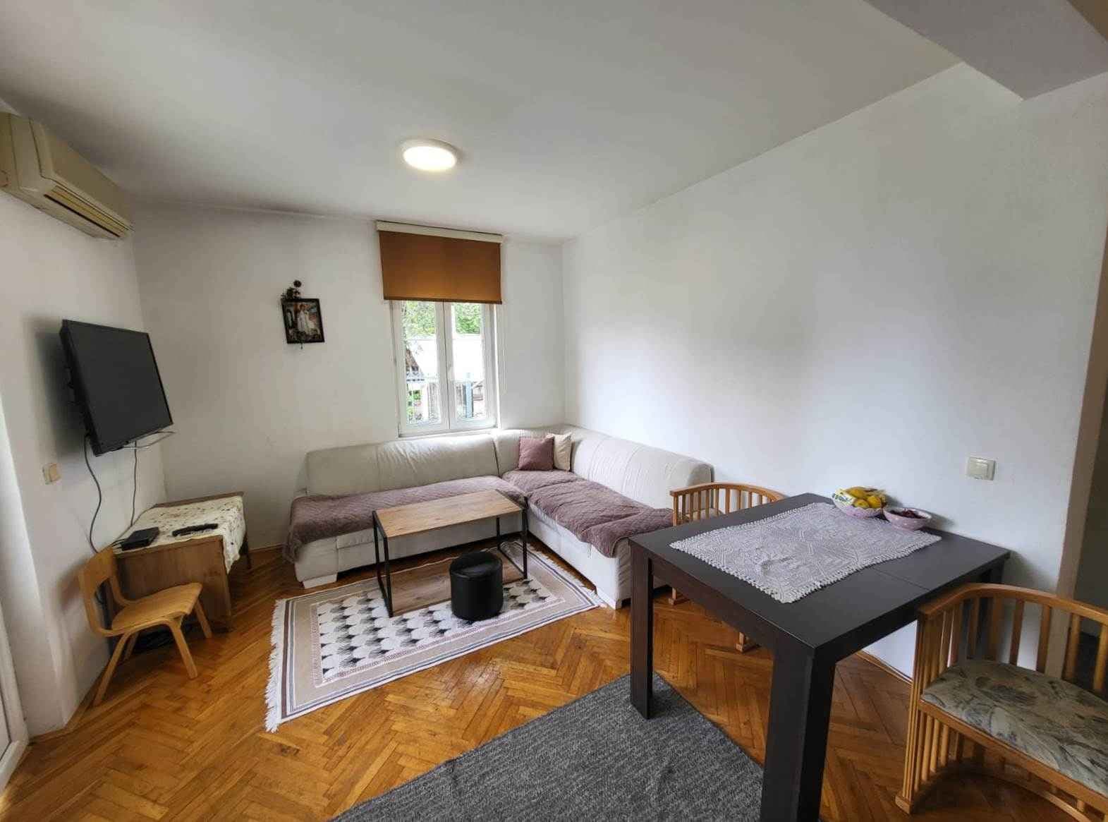 Two-bedroom apartment in Petrovac in a quiet neighborhood within walking distance from the beach