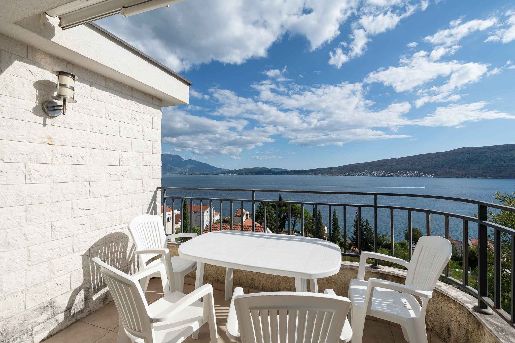 Apartmán s výhľadom na more na predaj – Herceg Novi, Baošići