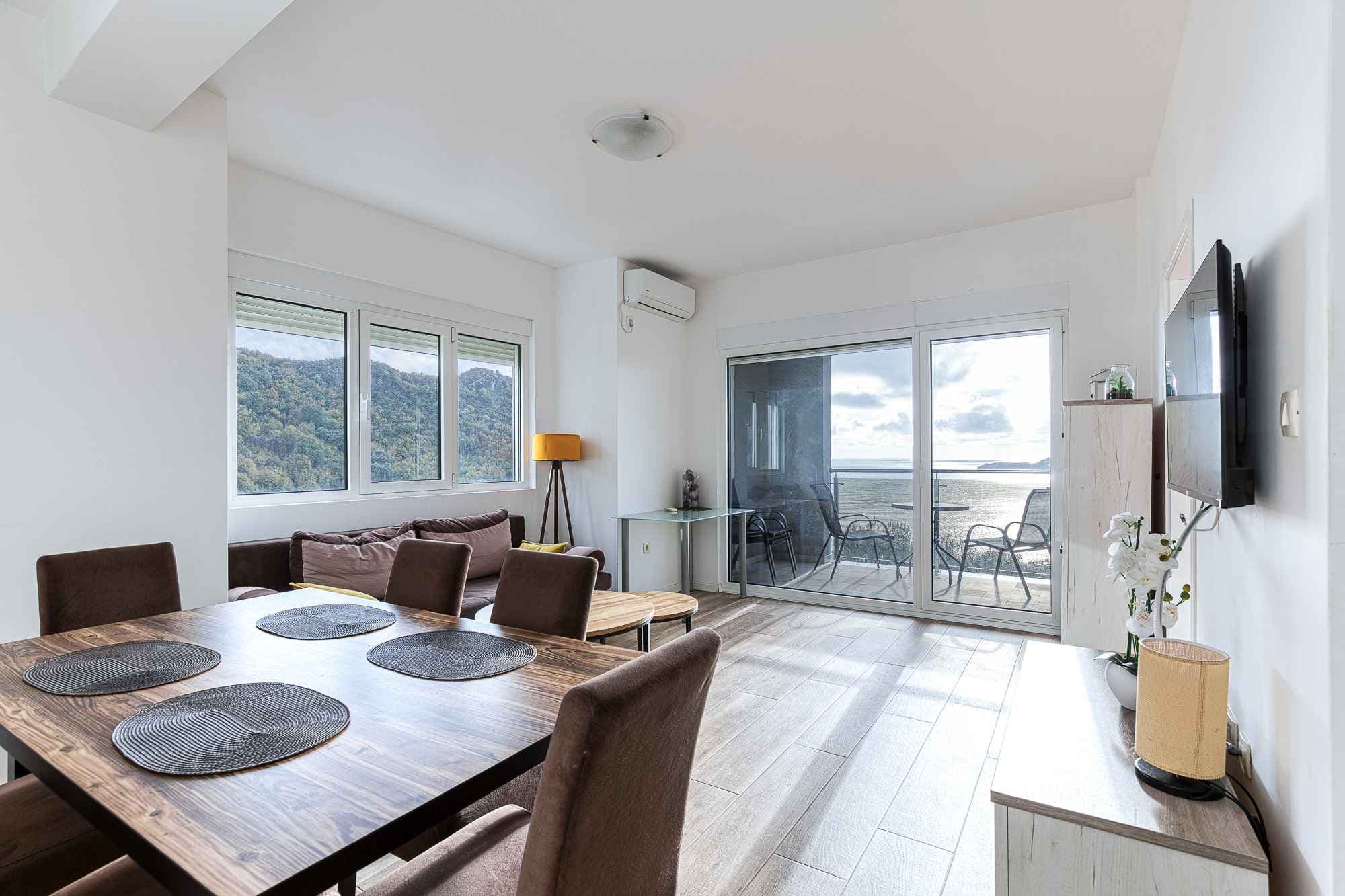 A bright and comfortable 65 m² apartment in Rafailovići