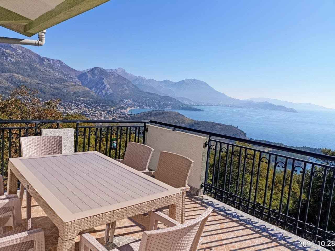 Dom s tromi apartmánmi v Zagrađe, Sutomore — 450 m²