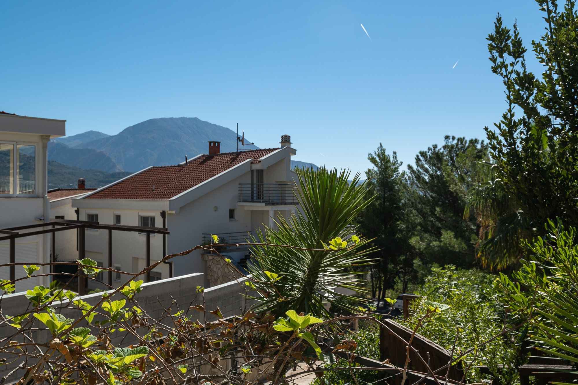 Three-Bedroom Ground-Floor Apartment with Private Entrance and Sea View