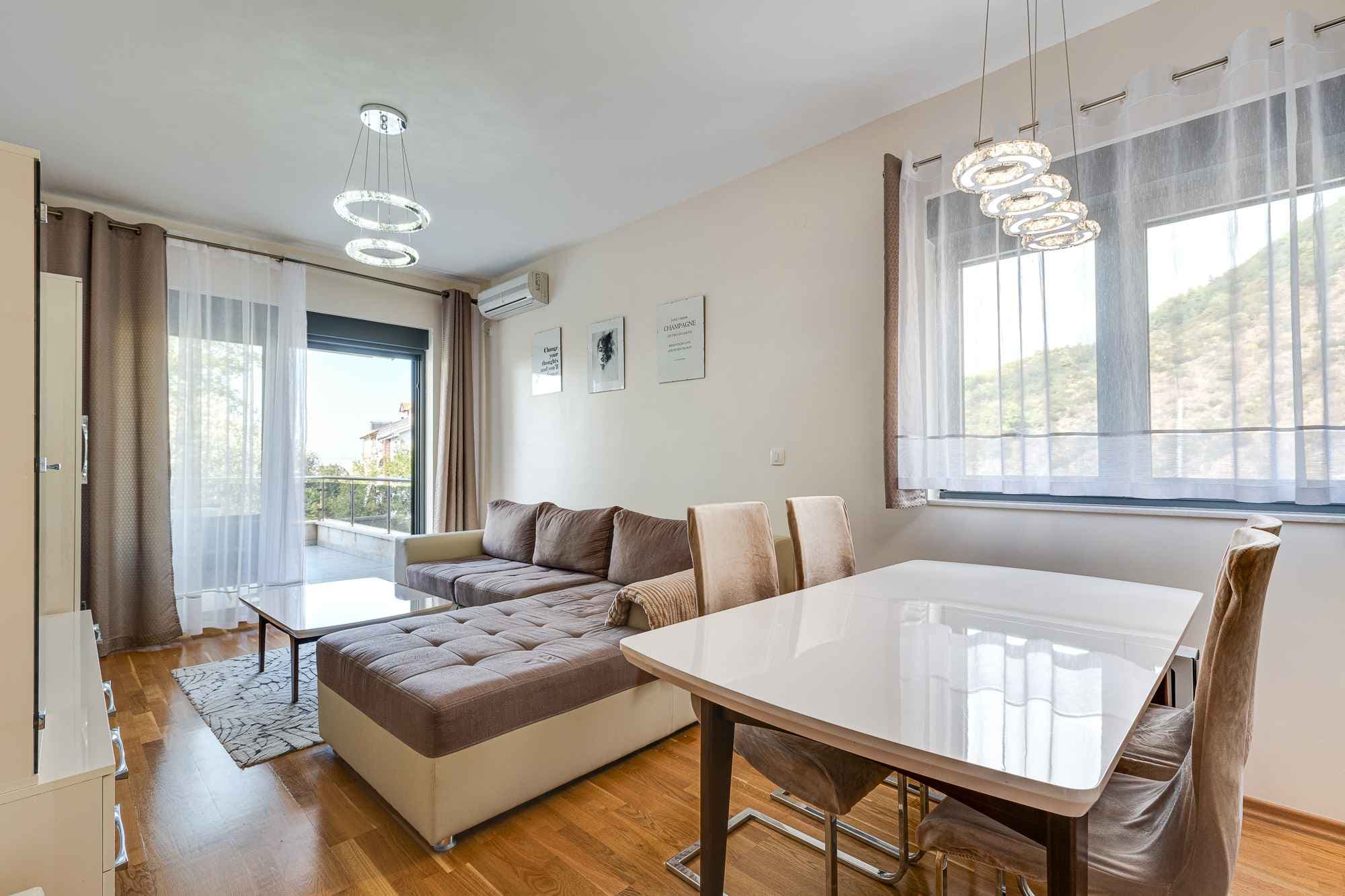 Moderný 2-izbový apartmán s veľkou terasou a garážou v Bečići